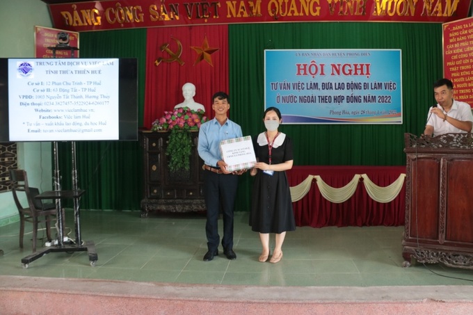 Đại diện Công ty may xuất khẩu Scavi Huế tặng quà cho UBND xã Phong Hoà