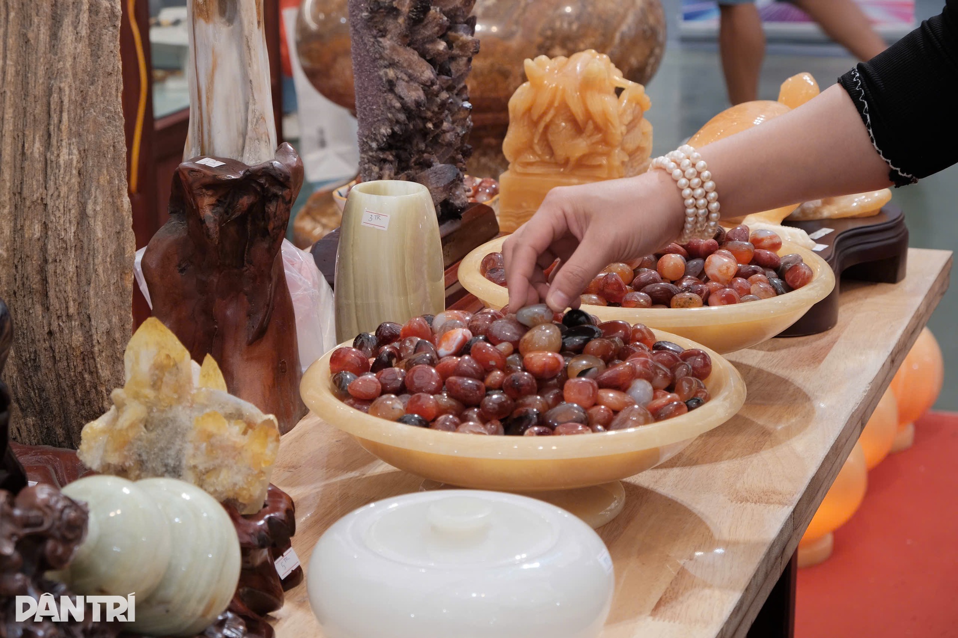 Loạt đá quý có giá rao bán cả tỷ đồng tại Hội chợ Mùa Thu - 13 Loạt đá quý có giá rao bán cả tỷ đồng tại Hội chợ Mùa Thu - 13