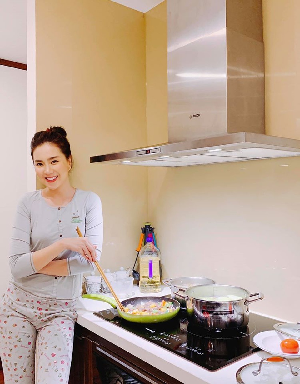 BTV Mai Ngọc tiết lộ góc “giá trị nhất” trong căn hộ của hai vợ chồng - 10 BTV Mai Ngọc tiết lộ góc “giá trị nhất” trong căn hộ của hai vợ chồng - 10