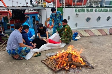 Đốt lửa sưởi ấm, cứu người đàn ông nhảy cầu tự tử