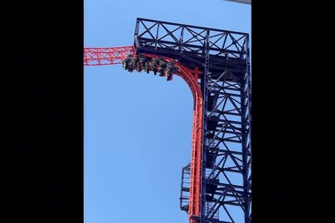 Khách du lịch bị treo ngược trên tàu lượn siêu tốc do sự cố mất điện