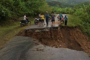 Mưa lớn gây chia cắt nhiều nơi ở Thanh Hóa, gần 900 hộ dân phải sơ tán