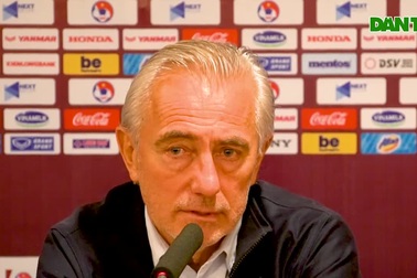 HLV Van Marwijk nổi giận vì chiếc thẻ đỏ của hậu vệ UAE