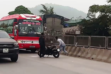 Hai thanh niên đập vỡ kính, truy đuổi xe khách hàng chục km