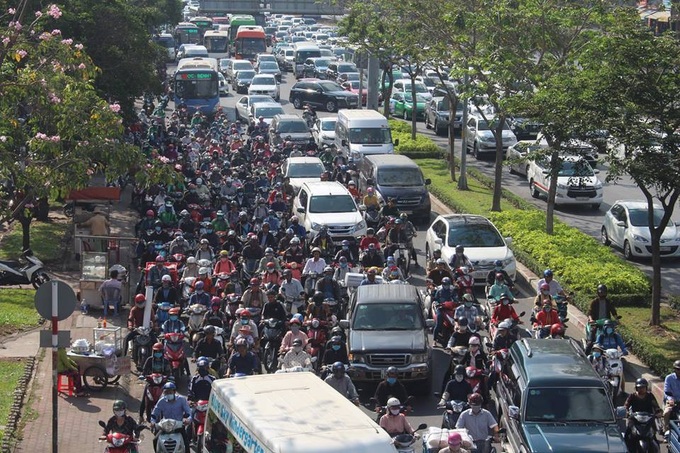 TP.HCM: Bốn ô tô tông nhau dính chùm trên cầu Sài Gòn, giao thông tê liệt nhiều giờ - Ảnh 4. TP.HCM: Bốn ô tô tông nhau dính chùm trên cầu Sài Gòn, giao thông tê liệt nhiều giờ - Ảnh 4.