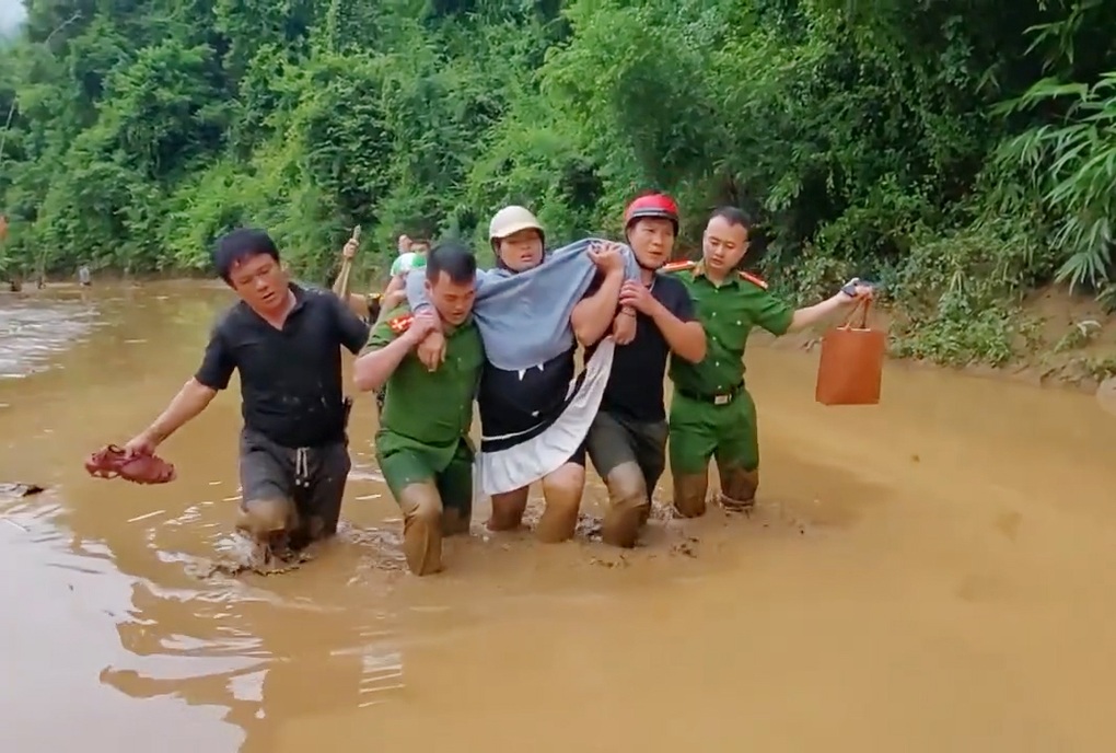 Công an đẩy thuyền, dìu sản phụ vượt bùn lũ đi sinh - 1 Công an đẩy thuyền, dìu sản phụ vượt bùn lũ đi sinh - 1