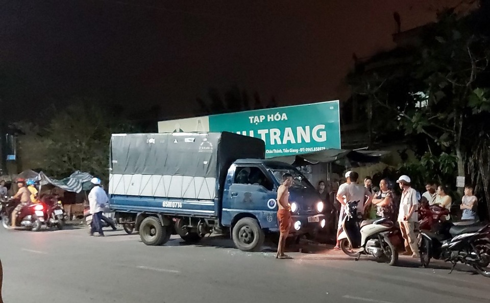 Truy bắt nhóm thanh niên chặn đầu, đập phá xe tải - 2 Truy bắt nhóm thanh niên chặn đầu, đập phá xe tải - 2