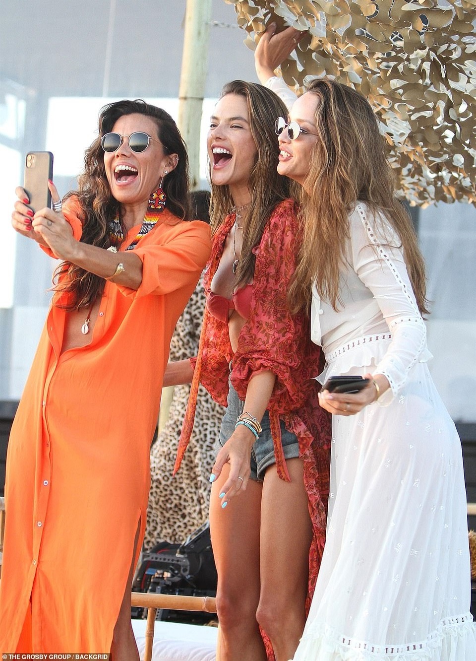 Alessandra Ambrosio bốc lửa trên bãi biển Uruguay - 10 Alessandra Ambrosio bốc lửa trên bãi biển Uruguay - 10