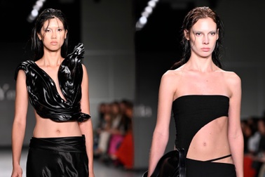 Chi tiết cắt xẻ thổi làn gió mới cho thời trang công sở