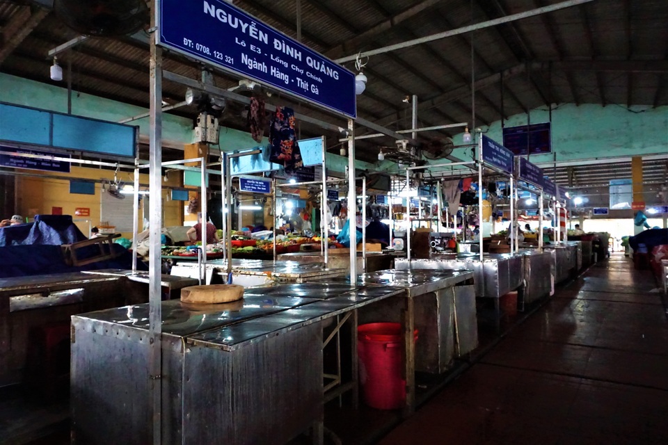 Chợ vắng teo, hàng hóa ế ẩm, tiểu thương bật khóc vì covid-19 - 4