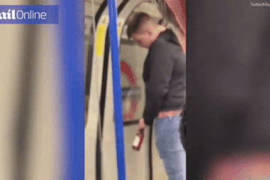 Hành khách thản nhiên tiểu tiện vào chai rỗng trên tàu