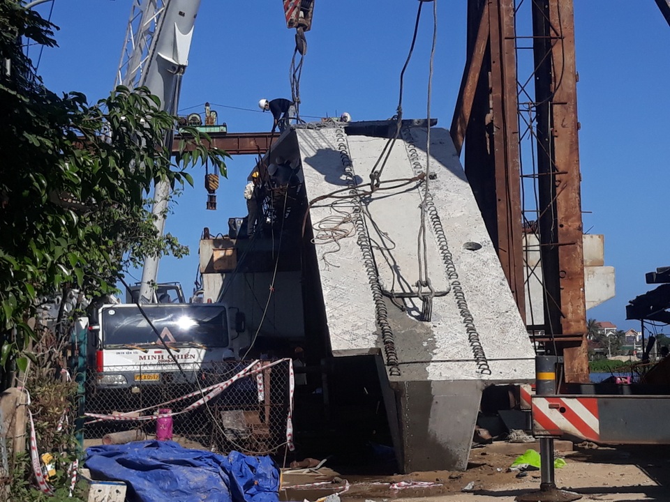 Cầu 169 tỷ đồng gặp sự cố gãy dầm khi đang thi công - 1 Cầu 169 tỷ đồng gặp sự cố gãy dầm khi đang thi công - 1