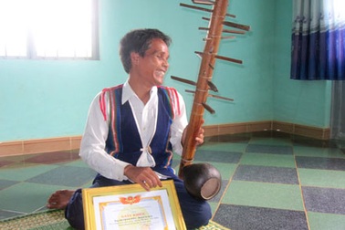 Người đàn ông mù sáng lòng nhờ âm nhạc