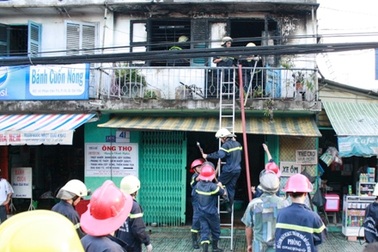 Hoảng loạn vì cháy lớn trong khu dân cư