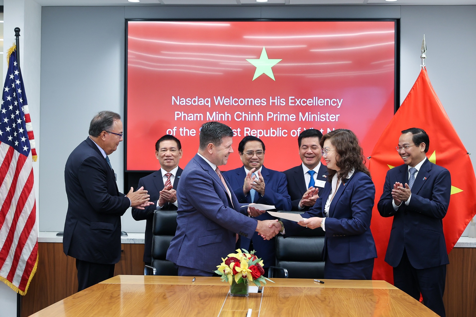 Thủ tướng rung chuông sàn chứng khoán NASDAQ - nơi Vinfast vừa niêm yết - 12 Thủ tướng rung chuông sàn chứng khoán NASDAQ - nơi Vinfast vừa niêm yết - 12