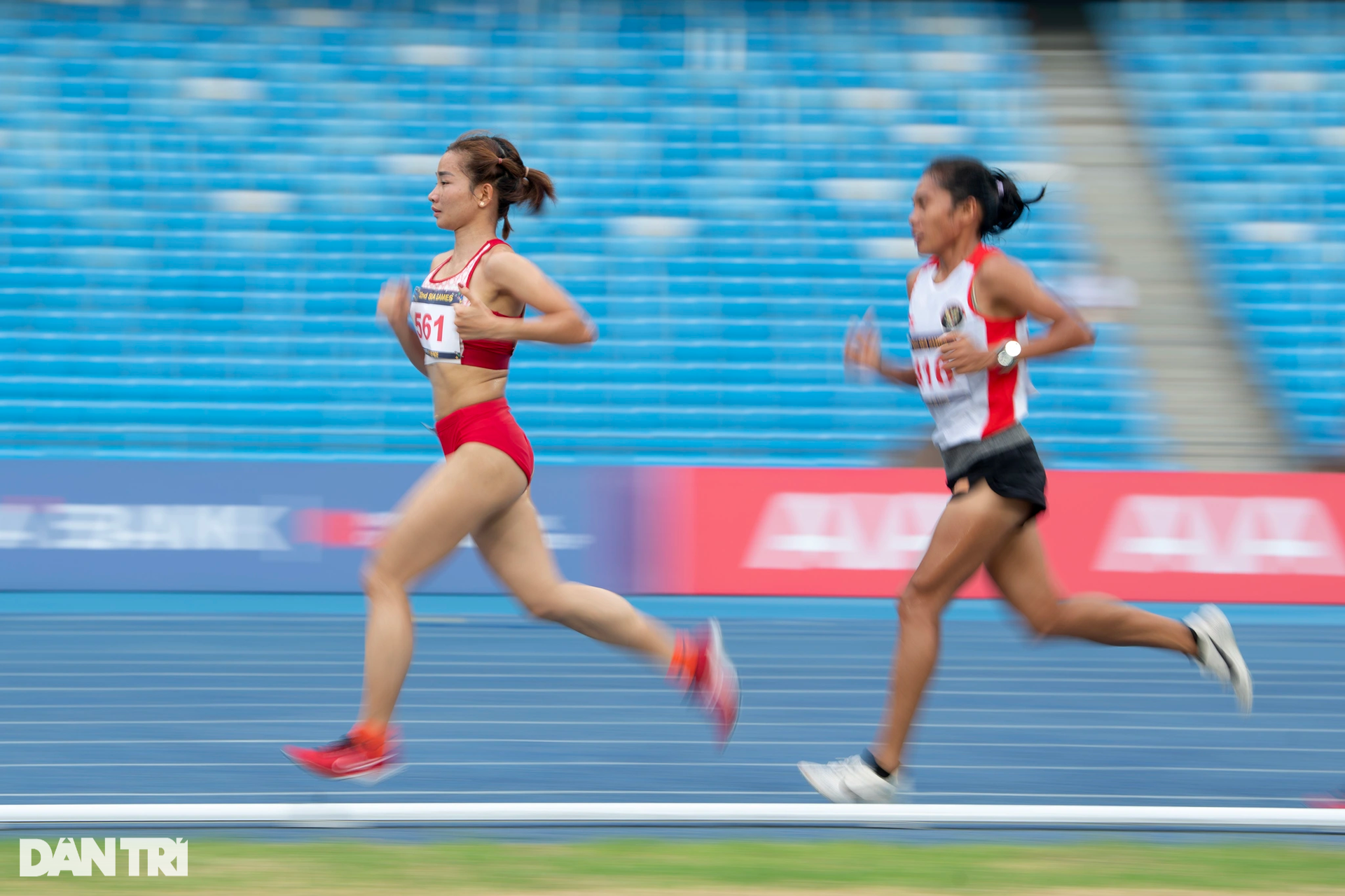 Nữ hoàng điền kinh Nguyễn Thị Oanh lập kỳ tích 4 HCV tại SEA Games 32 - 2 Nữ hoàng điền kinh Nguyễn Thị Oanh lập kỳ tích 4 HCV tại SEA Games 32 - 2