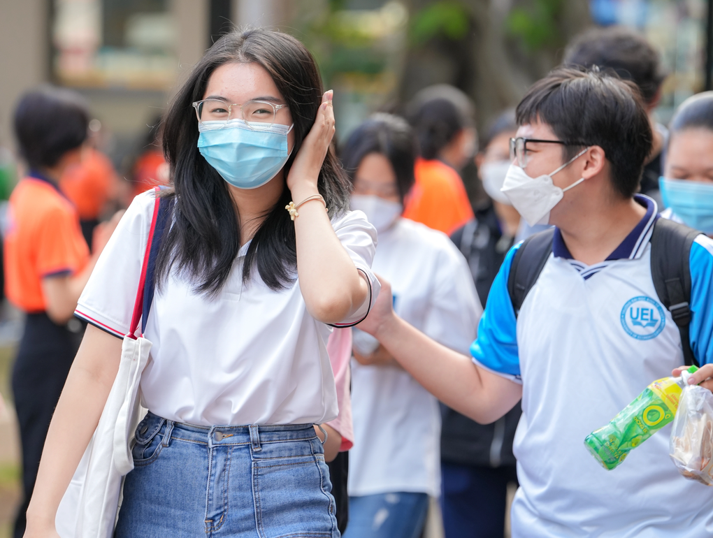 Thi đánh giá năng lực Đại học Quốc gia TPHCM: Nữ sinh bật khóc giữa trường - 5 Thi đánh giá năng lực Đại học Quốc gia TPHCM: Nữ sinh bật khóc giữa trường - 5