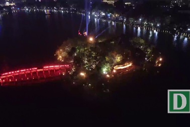 Pháo sáng rực rỡ trên cầu Thê Húc thời khắc giao thừa