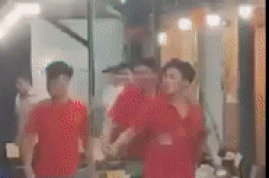 Lại cảnh nhân viên quán ốc cầm mã tấu dọa khách: Phục vụ kiểu côn đồ!