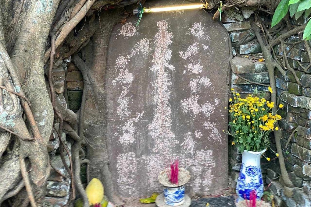 Bia cổ trấn yểm gần chùa Cầu ở Hội An bị đục phá - 1 Bia cổ trấn yểm gần chùa Cầu ở Hội An bị đục phá - 1