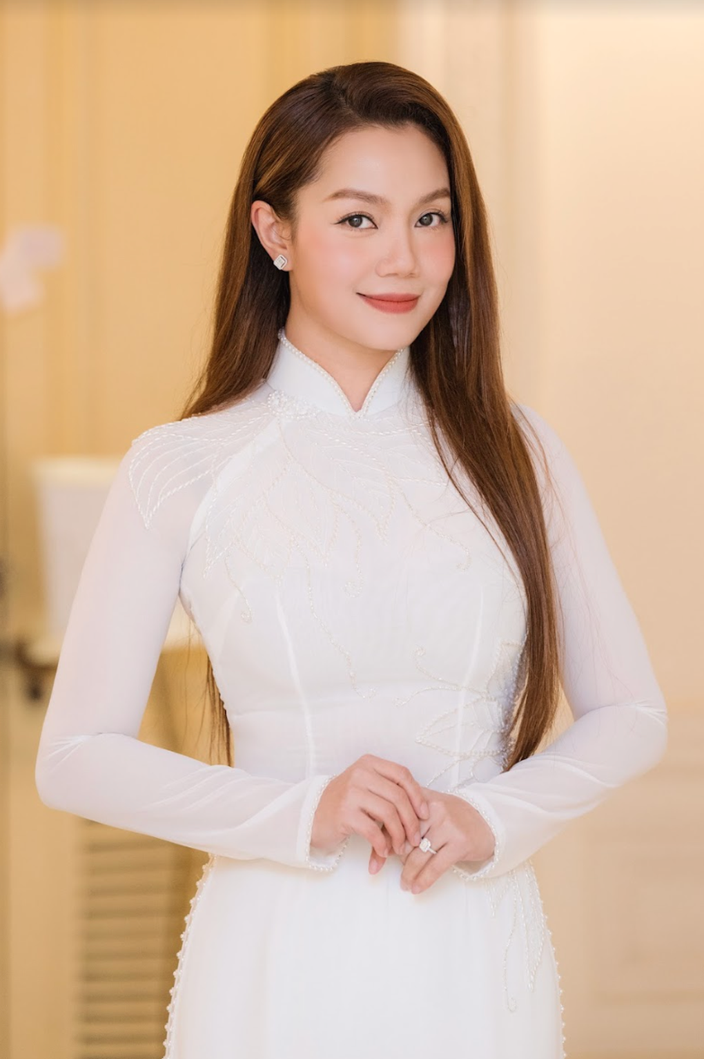 Nguyễn Ngọc Anh diện áo dài trắng hát mừng Đảng, mừng Xuân - 1 Nguyễn Ngọc Anh diện áo dài trắng hát mừng Đảng, mừng Xuân - 1