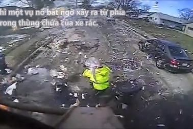 Khoảnh khắc thùng xe rác bất ngờ phát nổ, suýt gây tai nạn nghiêm trọng
