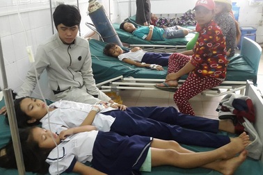 16 học sinh tiểu học nhập viện, nghi bị ngộ độc thực phẩm
