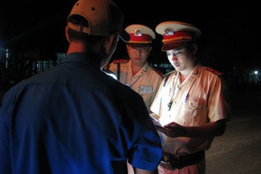 "Đã uống rượu bia thì đón taxi, xe ôm mà về"