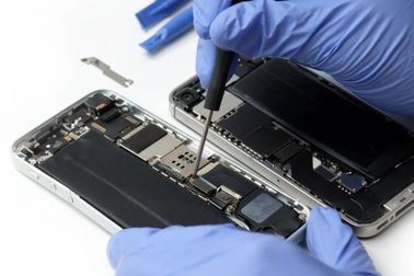 Apple bị tố giới hạn tuổi thọ iPhone để ép người dùng mua sản phẩm mới