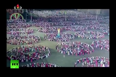 Người Triều Tiên múa hát, bắn pháo hoa bất chấp căng thẳng leo thang