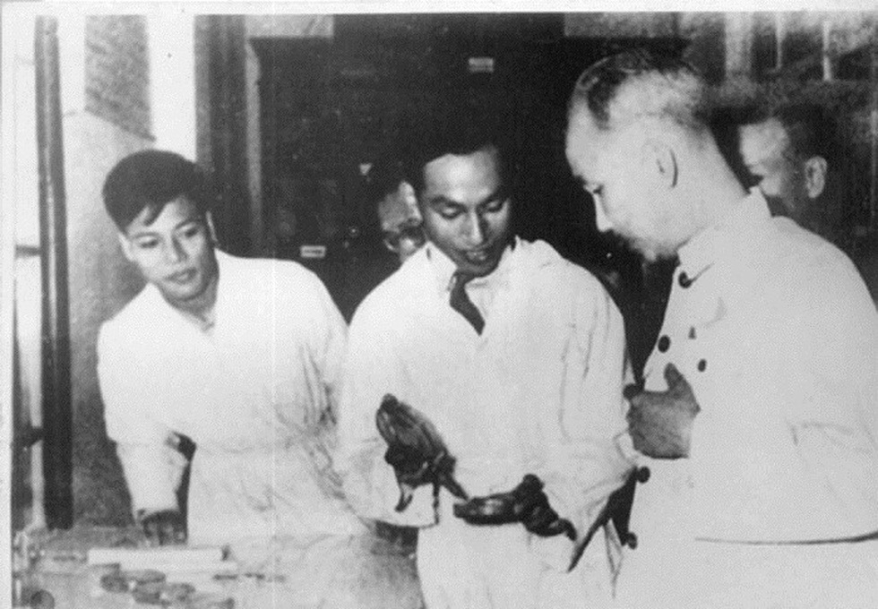 Học trò sống sót sau trận bom B52 kể ký ức đau thương về GS Đặng Văn Ngữ - 3 Học trò sống sót sau trận bom B52 kể ký ức đau thương về GS Đặng Văn Ngữ - 3