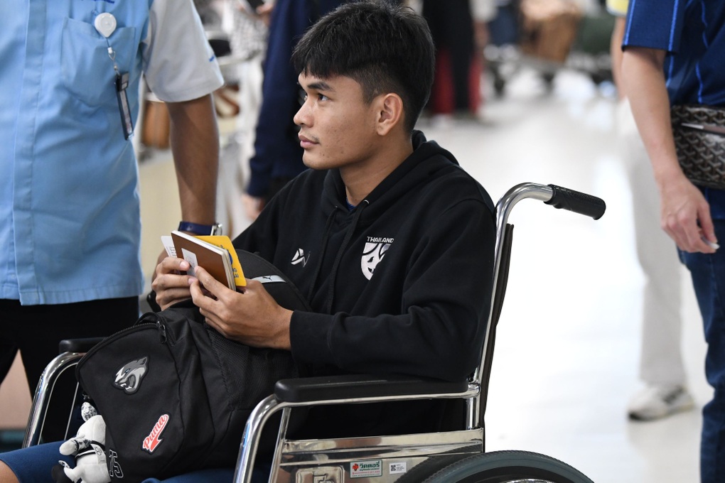 Ngôi sao Thái Lan ngồi xe lăn sang Việt Nam dự chung kết AFF Cup 2024 - 1 Ngôi sao Thái Lan ngồi xe lăn sang Việt Nam dự chung kết AFF Cup 2024 - 1
