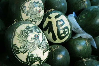 Chen chân mua dưa hấu khắc chữ