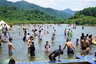 Hàng nghìn người rủ nhau lên rừng "trốn nóng" trong kỳ nghỉ lễ - 1