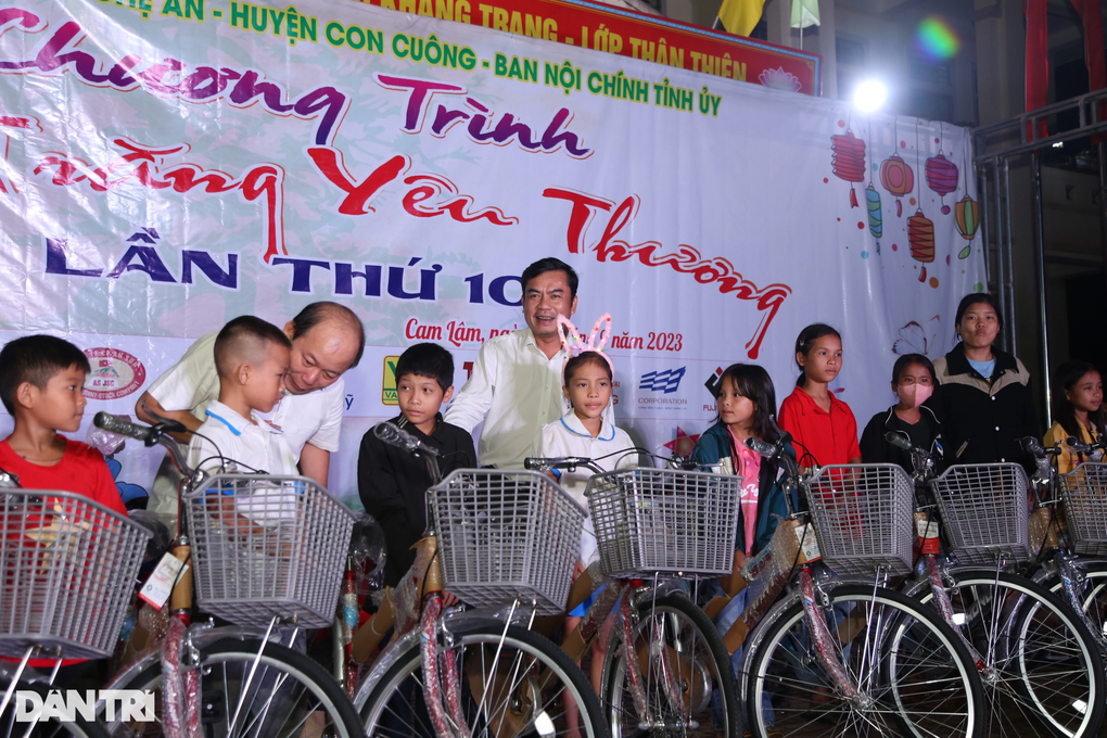 Mang vầng trăng yêu thương đến với gần 1.000 trẻ em nghèo ở Nghệ An - 5 Mang vầng trăng yêu thương đến với gần 1.000 trẻ em nghèo ở Nghệ An - 5