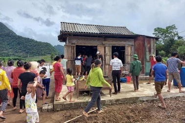 Mẹ đau đớn phát hiện con trai 2 tuổi tử vong dưới rãnh nước