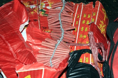 Hà Nội: Gần 100 bánh pháo nổ giấu trong “bụng” xe khách