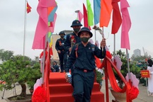 Hôm nay hàng nghìn thanh niên hăng hái lên đường nhập ngũ