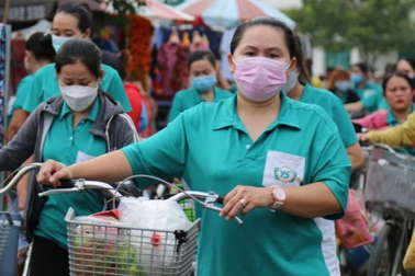 Trăm nỗi lo dịp Tết, công nhân lơ bánh mứt để cả nhà được ăn no