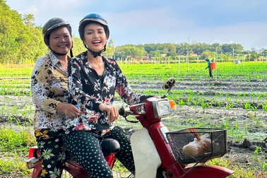 Hoa hậu Ngọc Châu diện đồ bộ, đèo mẹ ra đồng bằng xe máy gây chú ý