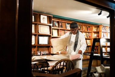 Người gìn giữ ký ức qua những tờ báo xưa