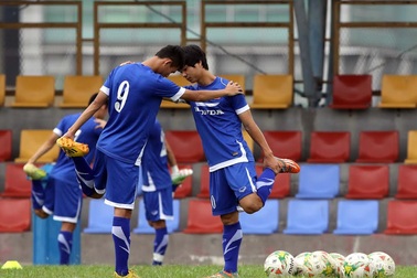 Trợ lý HLV Olympic Nhật Bản theo dõi buổi tập của Olympic Việt Nam