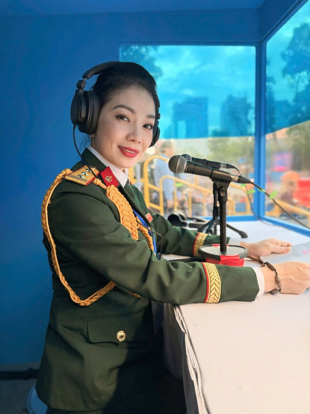 Nữ thuyết minh kể chuyện bị ốm, phải thi tuyển gắt gao ở lễ diễu binh