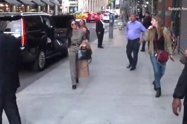 Demi Moore xuống phố mua sắm