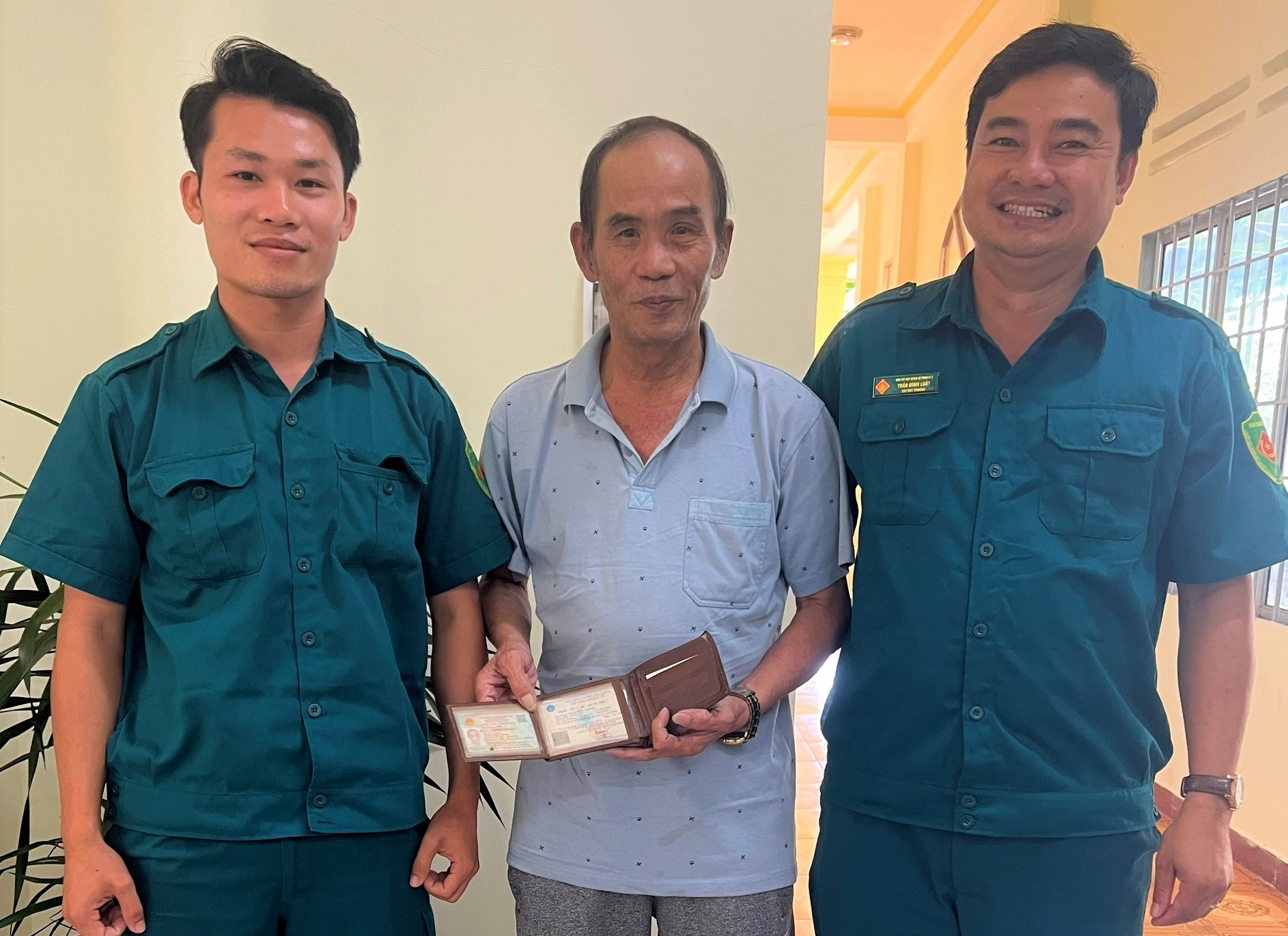 មេបញ្ជាការ និងកងជីវពល ប្រគល់ទ្រព្យសម្បត្តិទៅម្ចាស់វិញ - ១ Chỉ huy trưởng và dân quân trả lại tài sản cho người đánh rơi - 1