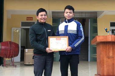 Nhặt được túi nylon có hàng chục triệu đồng, nam sinh vội tìm người trả lại