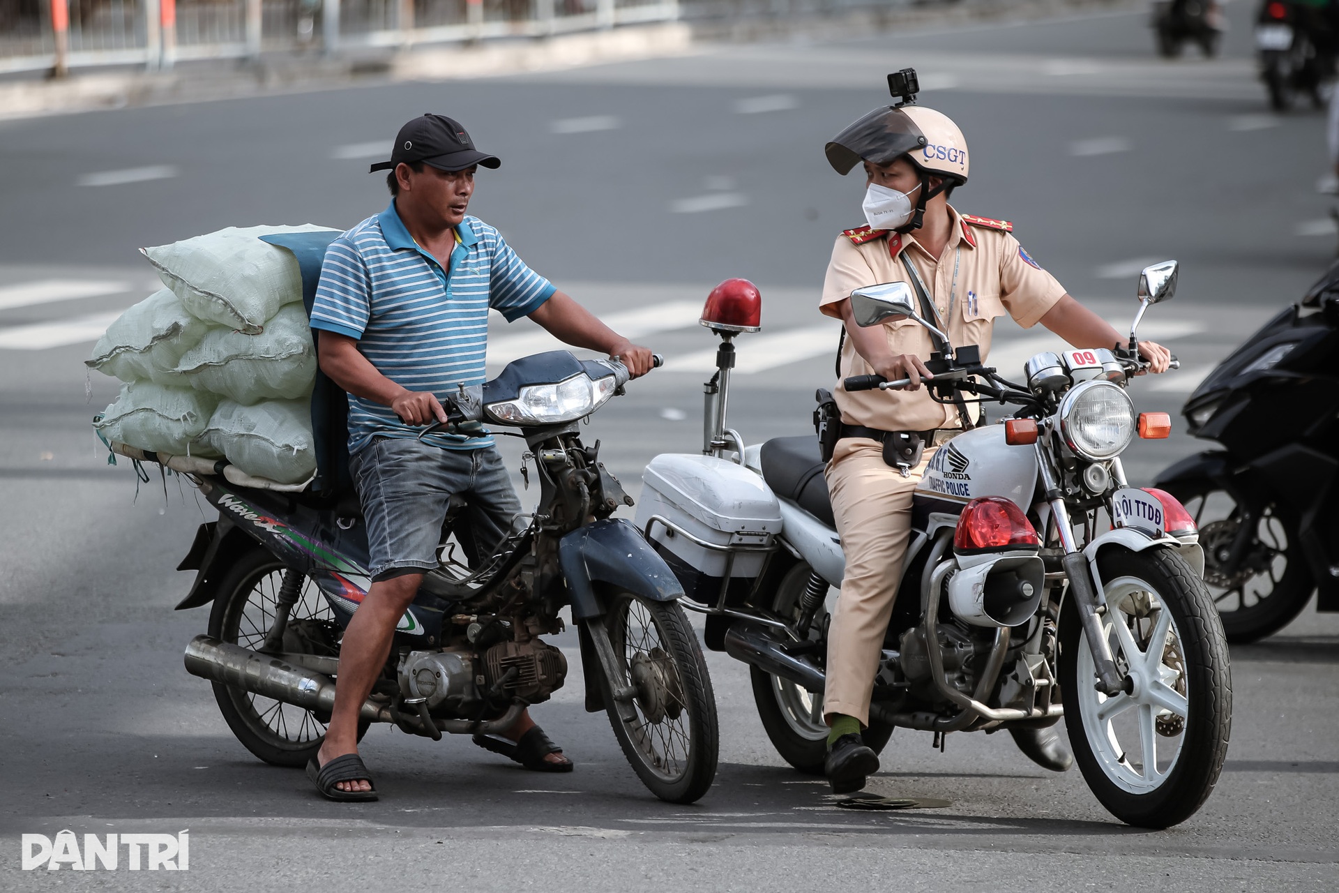 Muôn kiểu vi phạm giao thông ở TPHCM - 7 Muôn kiểu vi phạm giao thông ở TPHCM - 7