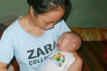 Xót xa bé 3 tháng tuổi phải dùng đến ống xông sữa để duy trì sự sống