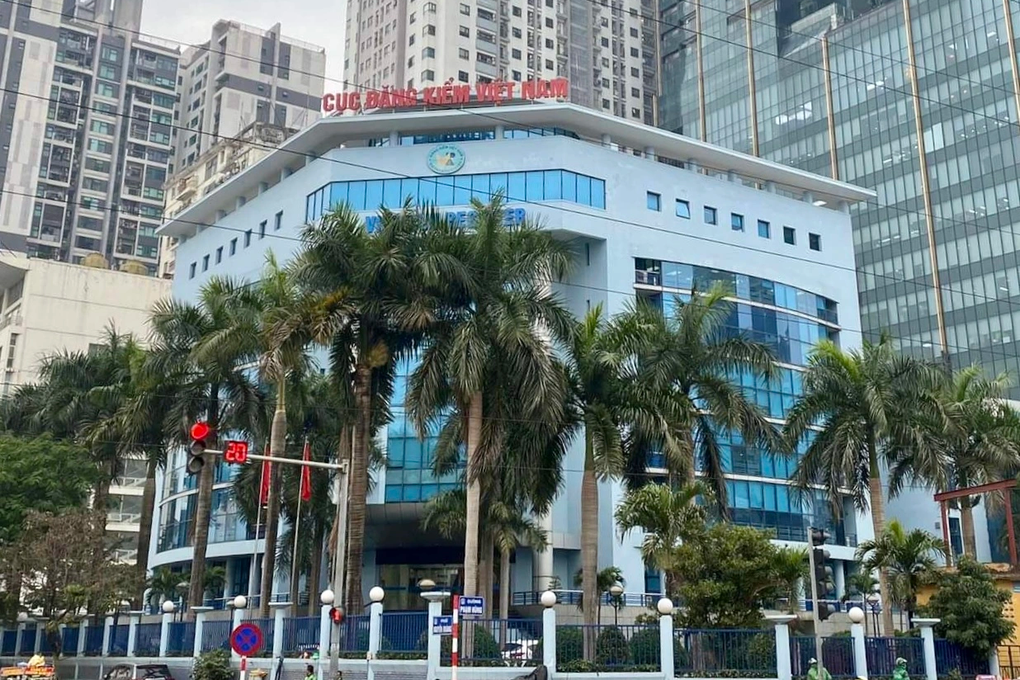 Xuyên đêm khám xét trụ sở Cục Đăng kiểm Việt Nam, xe cứu thương xuất hiện - 1 Xuyên đêm khám xét trụ sở Cục Đăng kiểm Việt Nam, xe cứu thương xuất hiện - 1