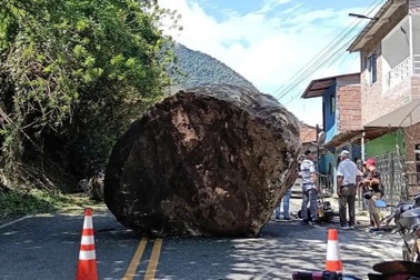 Tảng đá khổng lồ lao xuống đường nghiền nát xe máy, tài xế thoát chết